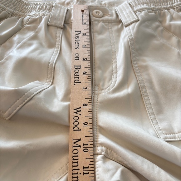 American Eagle Faux Leather Cream Elastic High Waisted Cargo Pants Size 8 Long - Picture 7 of 15